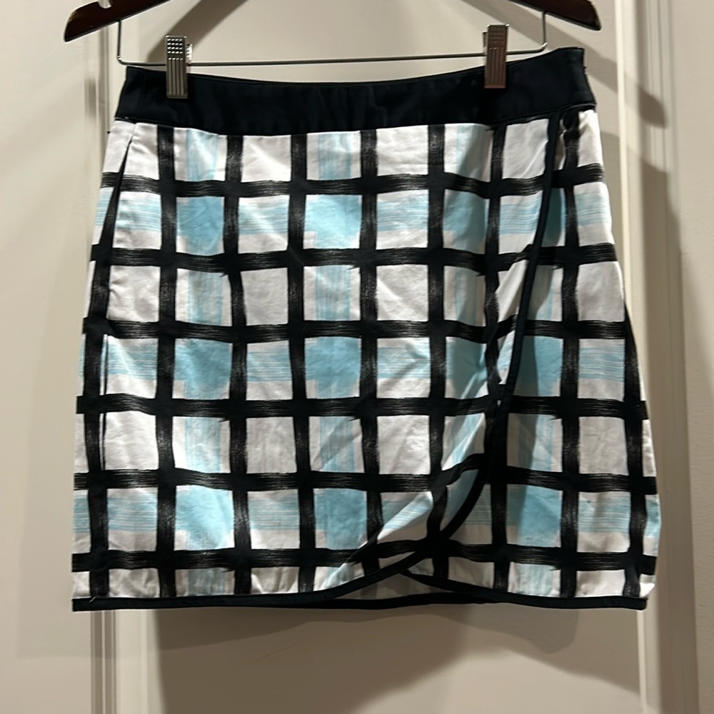 Like New! GU women’s pickleball golf tennis pattern skort side zipper size 4